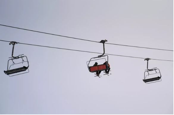 Horrific Tragedy: Snowboarder Fatally Plunges from Malfunctioning Chairlift in Shocking Ski Resort Nightmare.